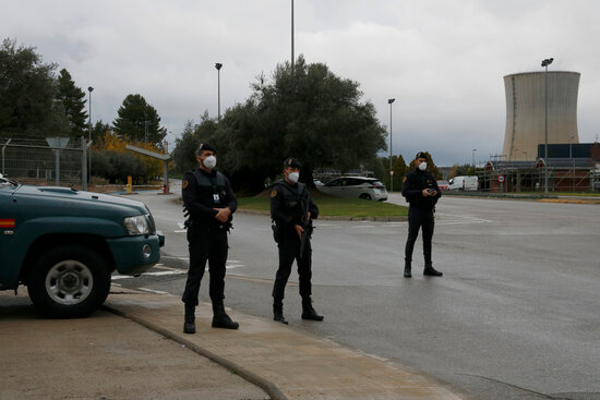 Tres agents de la Guàrdia Civil a l'entrada de la central nuclear d'Ascó.