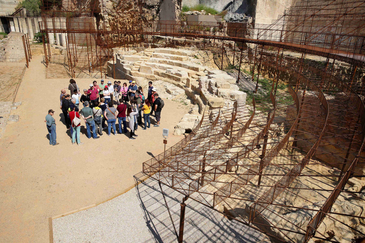 Imatge d'una visita guiada al Teatre romà de Tarragona. Foto: Jordi Play