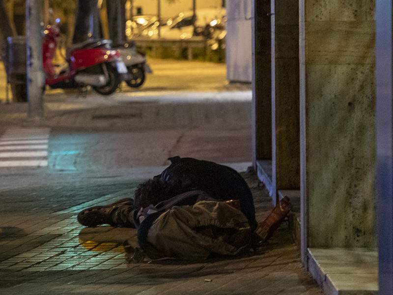 Tarragona persones que dormen al carrer.