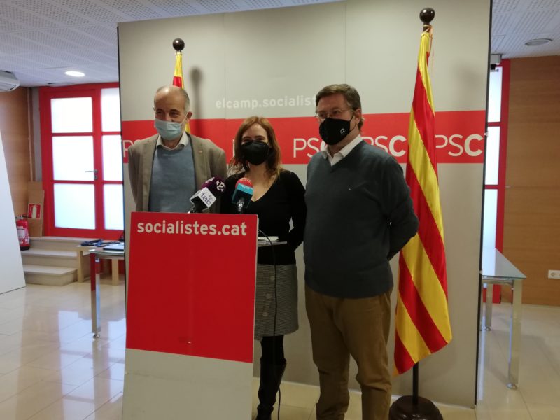 Els diputats del PSC Joan Ruiz i Sandra Guaita i el senador Santi Castellà.