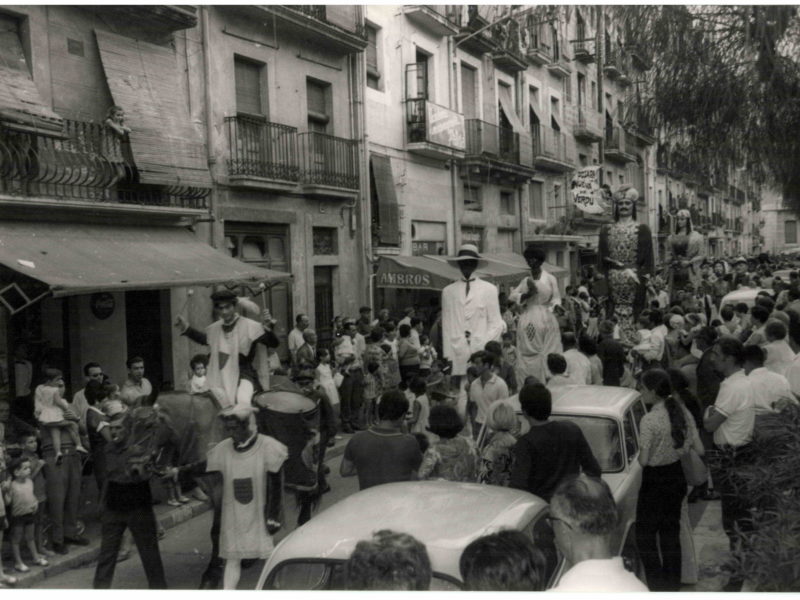 Es busca material antic de Santa Tecla. Foto: Vallvé, Centre d'Imatges de Tarragona. Arxiu Ajuntament de Tarragona.