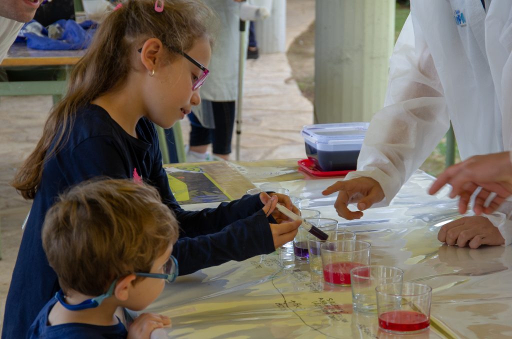 Uns alumnes que han participat de la prova pilot fent un dels experiments que proposa el programa.