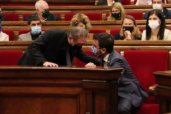 El conseller d'Economia, Jaume Giró, parlant amb el president del Govern, Pere Aragonès.