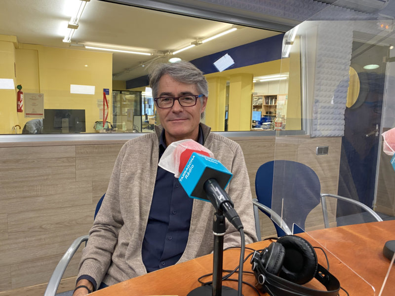 Conrad Casas als estudis de Tarragona Ràdio.