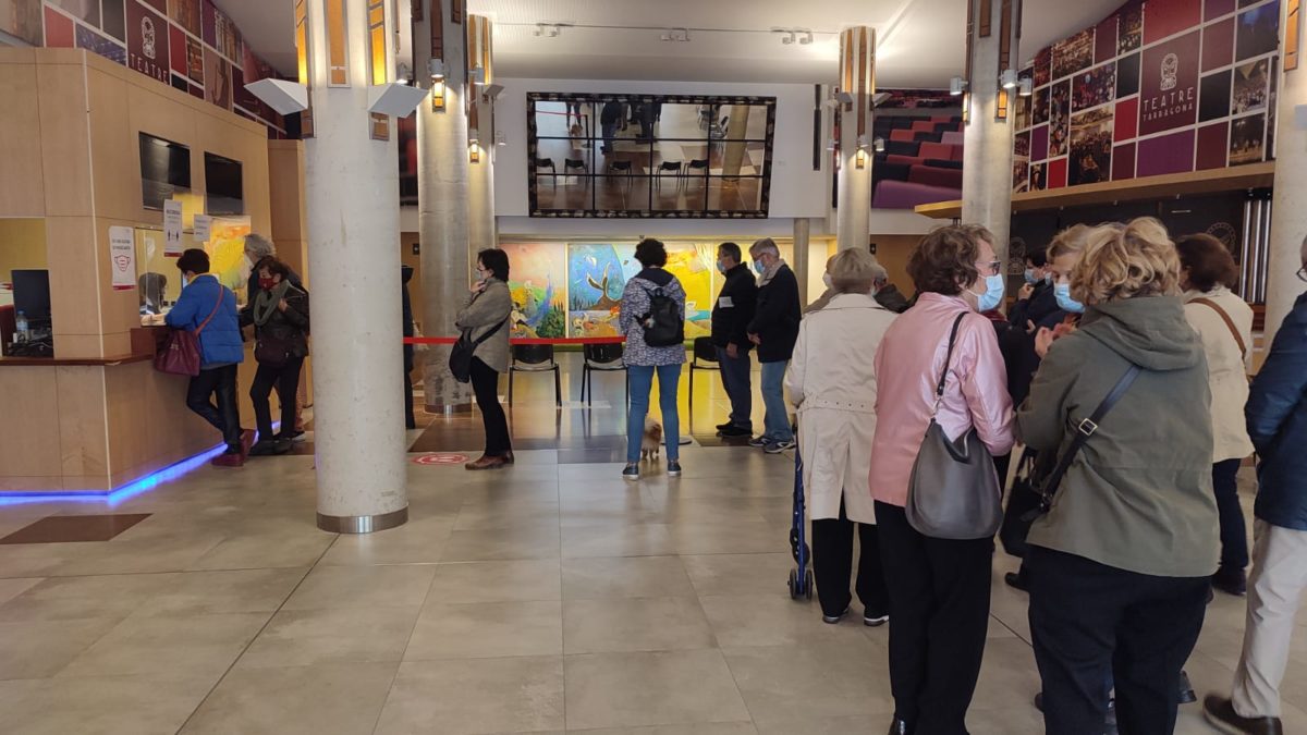 Cues al Teatre Tarragona per les entrades de la temporada de Tardor