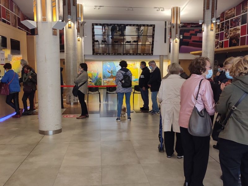 Cues al Teatre Tarragona per les entrades de la temporada de Tardor