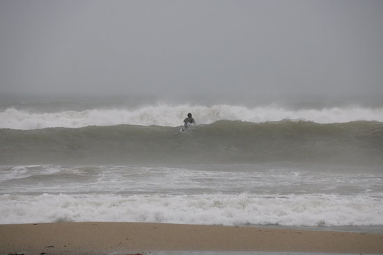 Surfista al mar