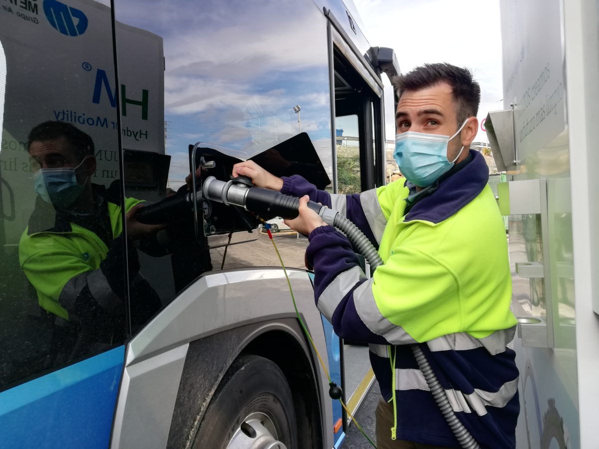 Un operari de Carburos Metálicos recarregant el bus a través de l'hidrogenera mòbil.