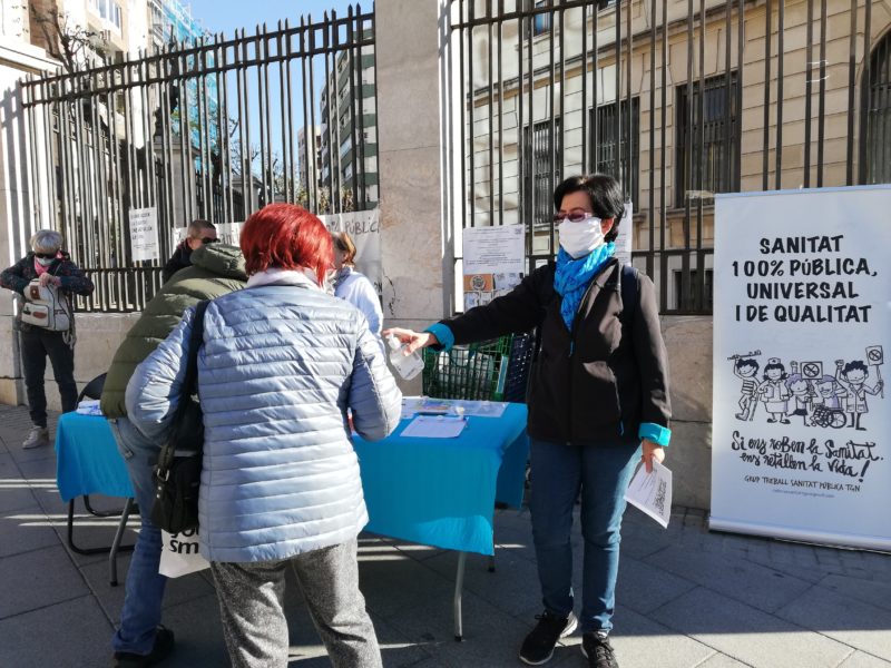 El Grup de Treball en Defensa de la Sanitat Pública ha muntat parada aquest dijous al centre de Tarragona.