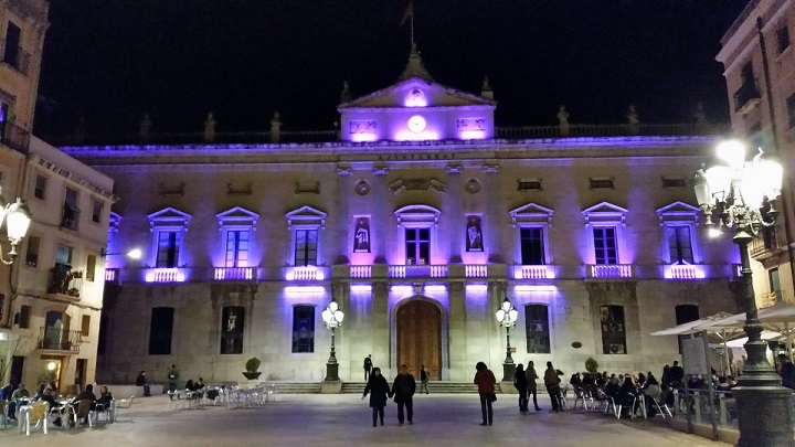 La façana del palau municipal es tenyeix de lila aquest 17 de novembre.