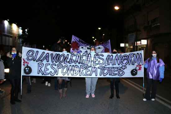 Les manifestants amb una pancarta en la protesta feminista celebrada a Reus per denunciar les violències masclistes en el marc del 25-N. Foto: ACN.