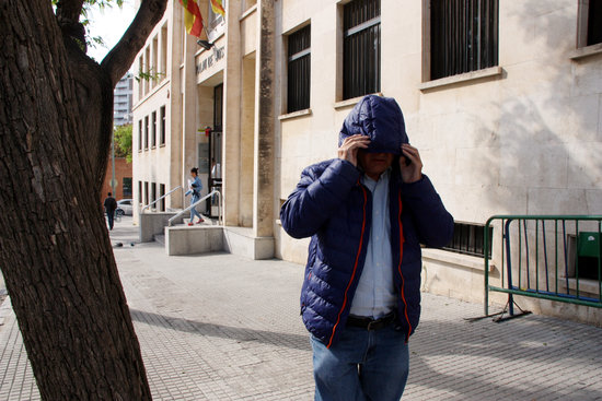 Un dels acusats de la xarxa d’abús de menors i pornografia infantil destapada a Tortosa sortint de l'Audiència de Tarragona.