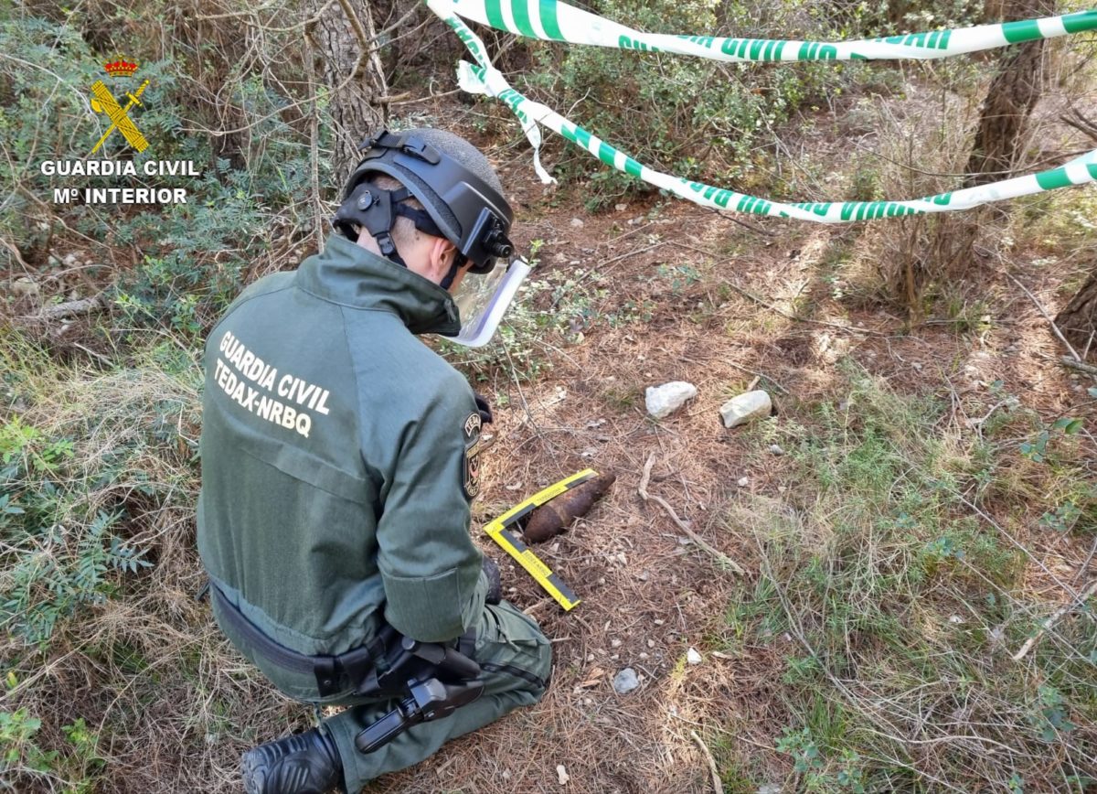 Un agent amb la granada de morter trobada prop de la urbanització l'Escorpí de Tarragona.