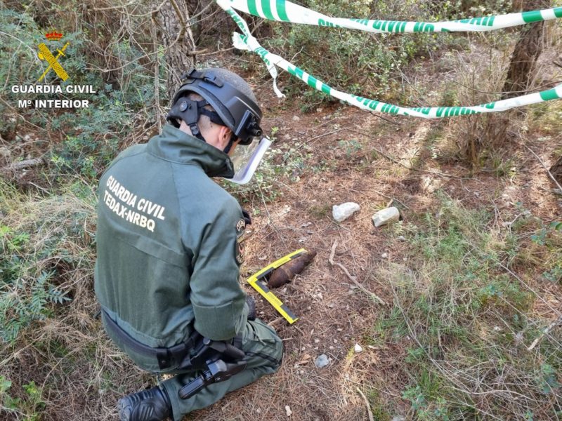 Un agent amb la granada de morter trobada prop de la urbanització l'Escorpí de Tarragona.