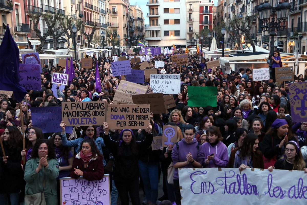 Manfestants en la protesta unitària del moviment feminista del 8-M a la plaça de la Font. Foto: ACN.