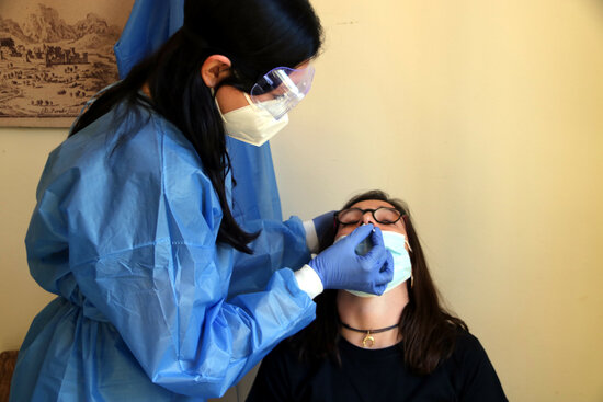 Moment en què una dona passa un test d'antígens. Foto: ACN.