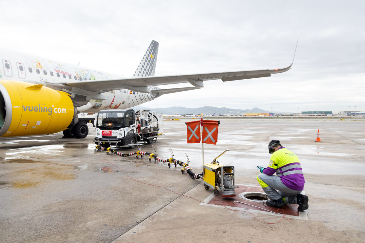 Repostatge del primer vol amb combustible sostenible de Vueling.