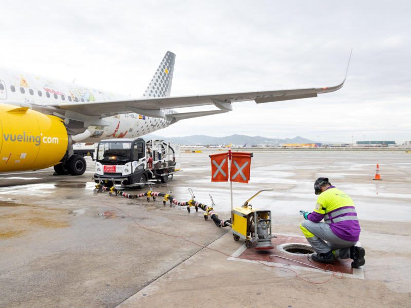 Repostatge del primer vol amb combustible sostenible de Vueling.