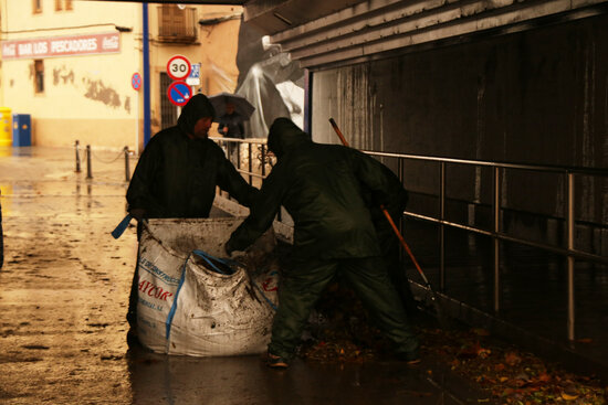 Operaris treballant en l’accés al Serrallo, tallat per les inundacions causades per la pluja. Foto: ACN.