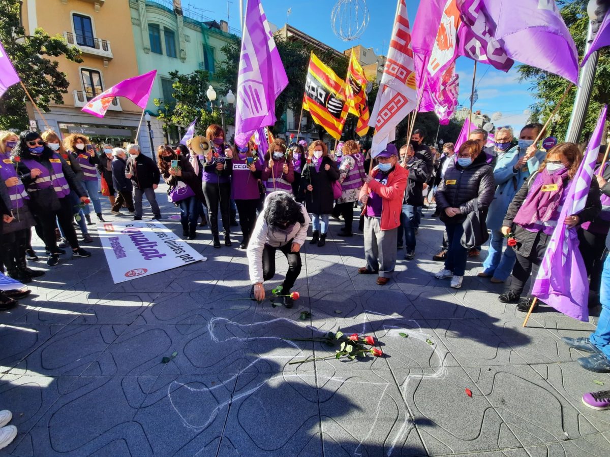 Després de la lectura del manifest, UGT i CCOO han dut a terme una performance reivindicativa. Foto: Mauri.