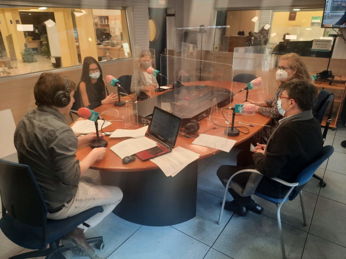 Sandra Ramos i Lorena de la Fuente, amb Elvira Vidal i Manel Castaño, han participat a la tertúlia d'aquest dimarts.