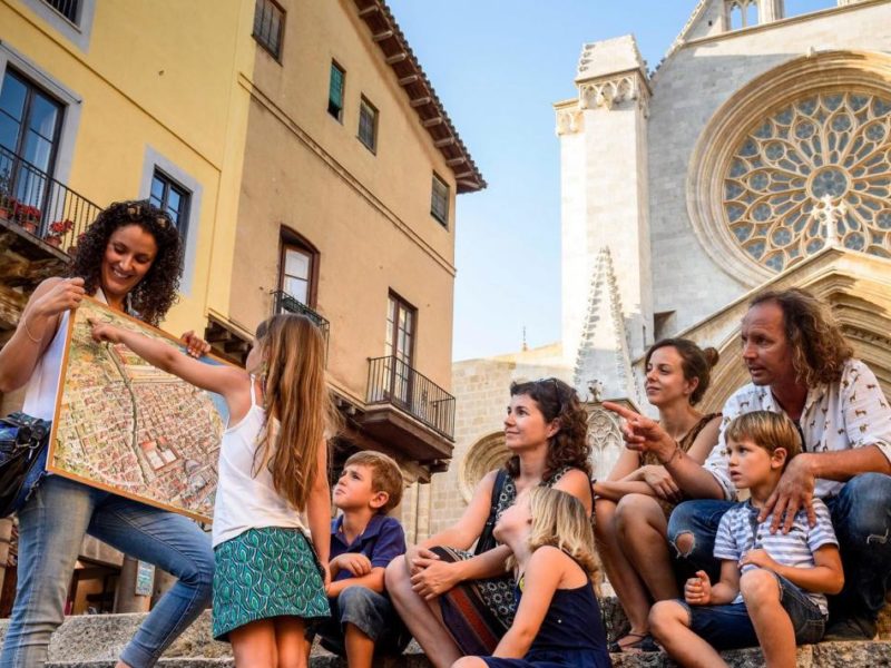 Turistes a les escales de la catedral