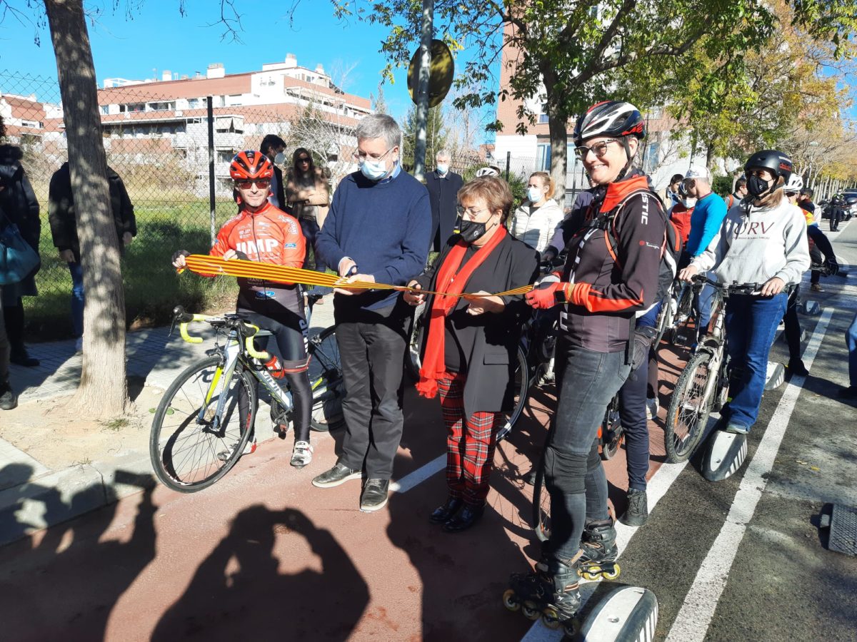 Pau Ricomà i Maria José Figueras, inaugurant el carril bici