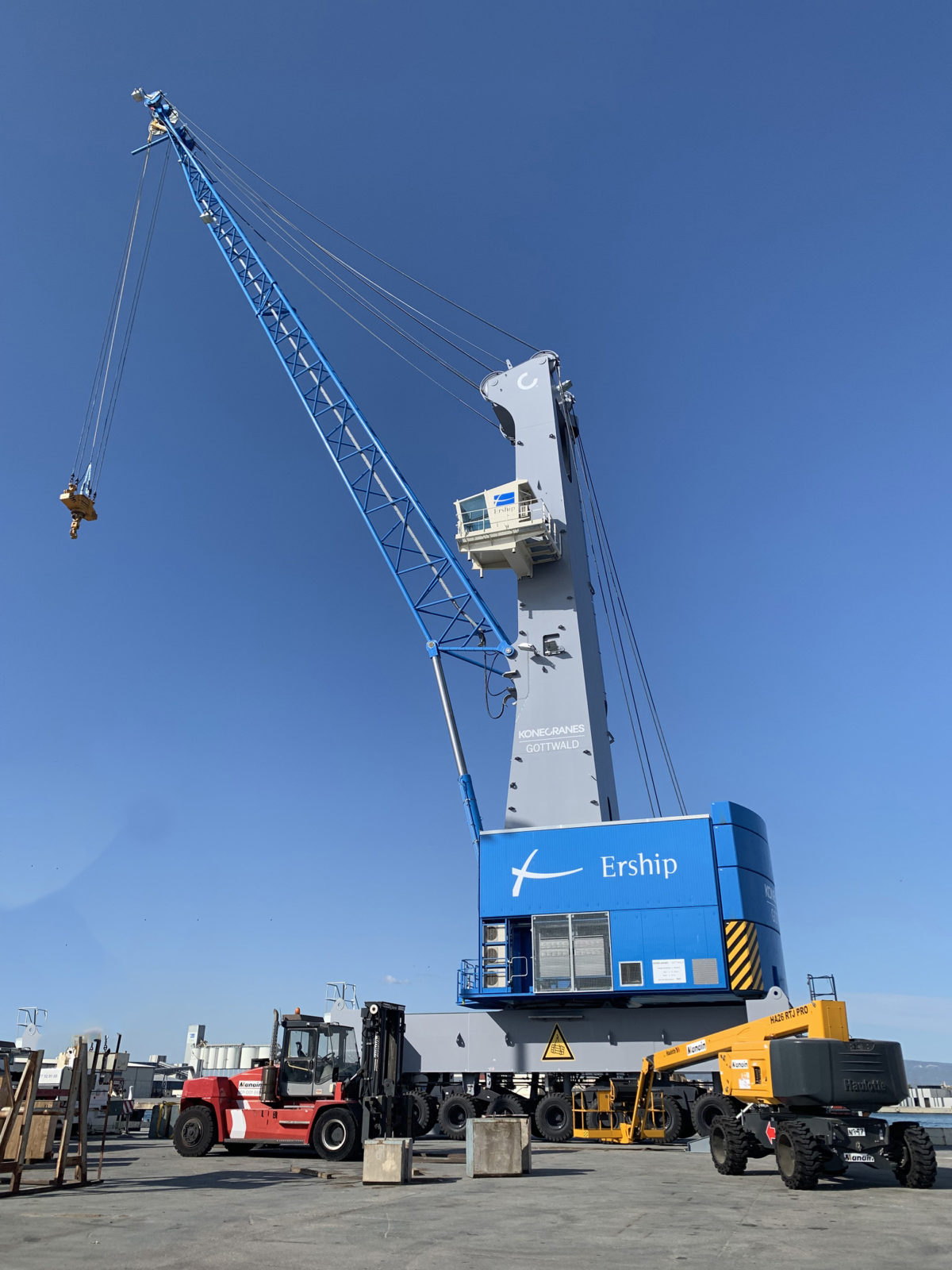 La nova grua d'Ership al Port de Tarragona.