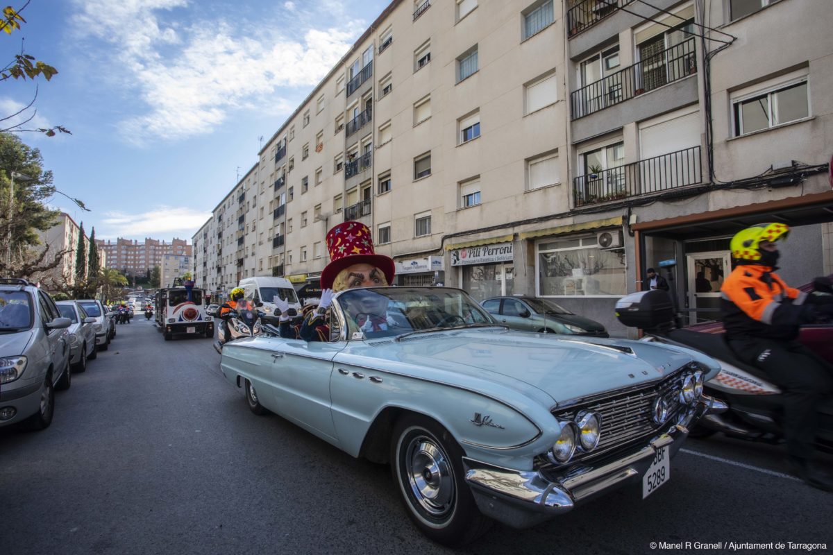 L'Home dels Nassos de Tarragona en un cotxe clàssic