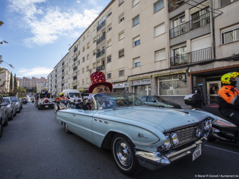 L'Home dels Nassos de Tarragona en un cotxe clàssic