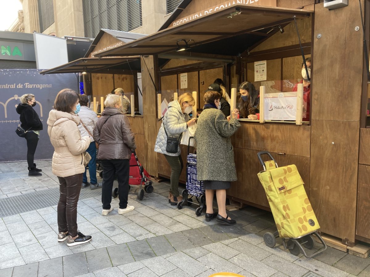 El punt exterior per a la recollida de comandes del Mercat tornarà a funcionar enguany.