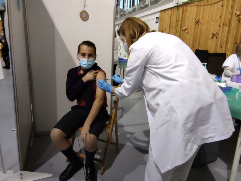 Un dels primers nens a rebre la vacuna contra la covid-19 al Camp de Tarragona