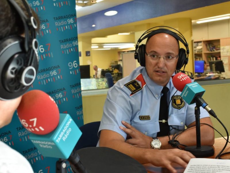 Josep Maria Estela als estudis de Tarragona Ràdio.