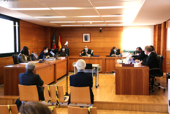 Pla general de l'expresident d'Escal UGS, Recaredo del Potro (dreta) i l'exconseller delegat, José Luis Martínez Dalmau (esquerra), asseguts al banc dels acusats en la primera jornada del judici del Castor. Imatge del 18 d'octubre del 202