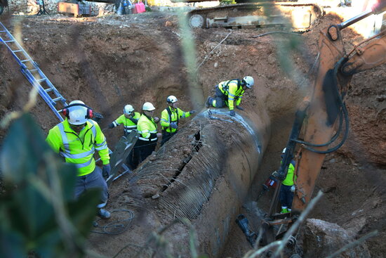 Pla general dels operaris treballant per reparar la canonada principal del CAT, al terme municipal de l'Ametlla de Mar. Imatge de l'11 de desembre de 2021 (Horitzontal)