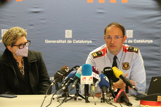 El cap de la Regió Policial del Camp de Tarragona, Josep Maria Estela, durant la roda de premsa acompanyat de la delegada del Govern al Camp de Tarragona, Teresa Pallarès