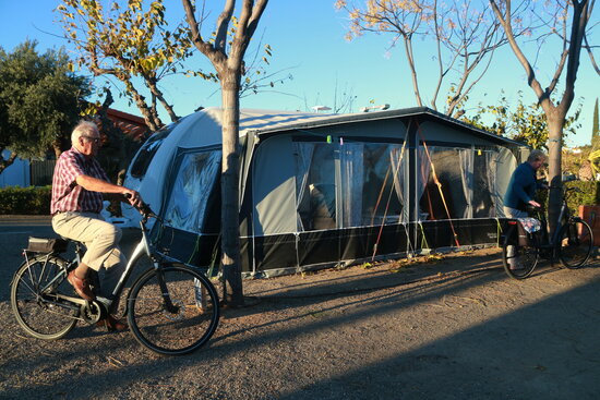 Pla general d'una parella turista instal·lada al Càmping La Llosa de Cambrils. Foto: ACN.