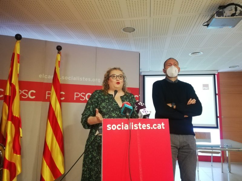 Els consellers Sandra Ramos i Berni Álvarez presentant les propostes del PSC en roda de premsa.