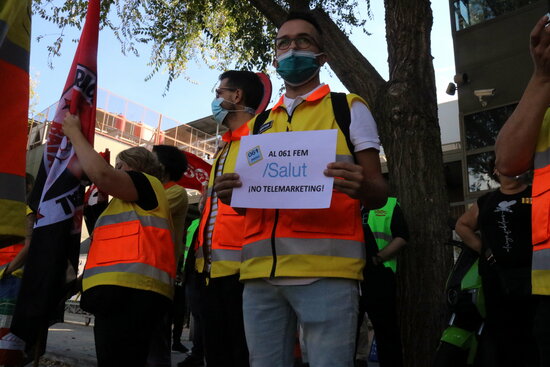 Pla mitjà d'un treballador donant suport a la vaga.