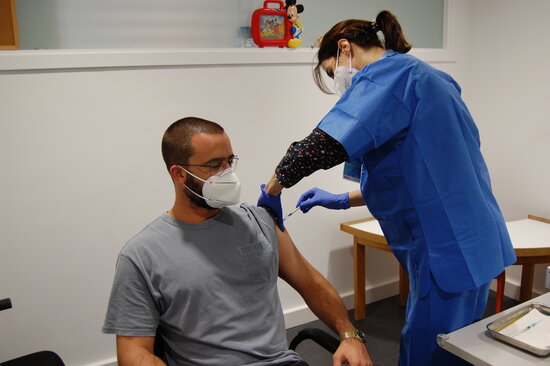 Els sanitaris injectant la segona dosi de la vacuna de la covid-19.