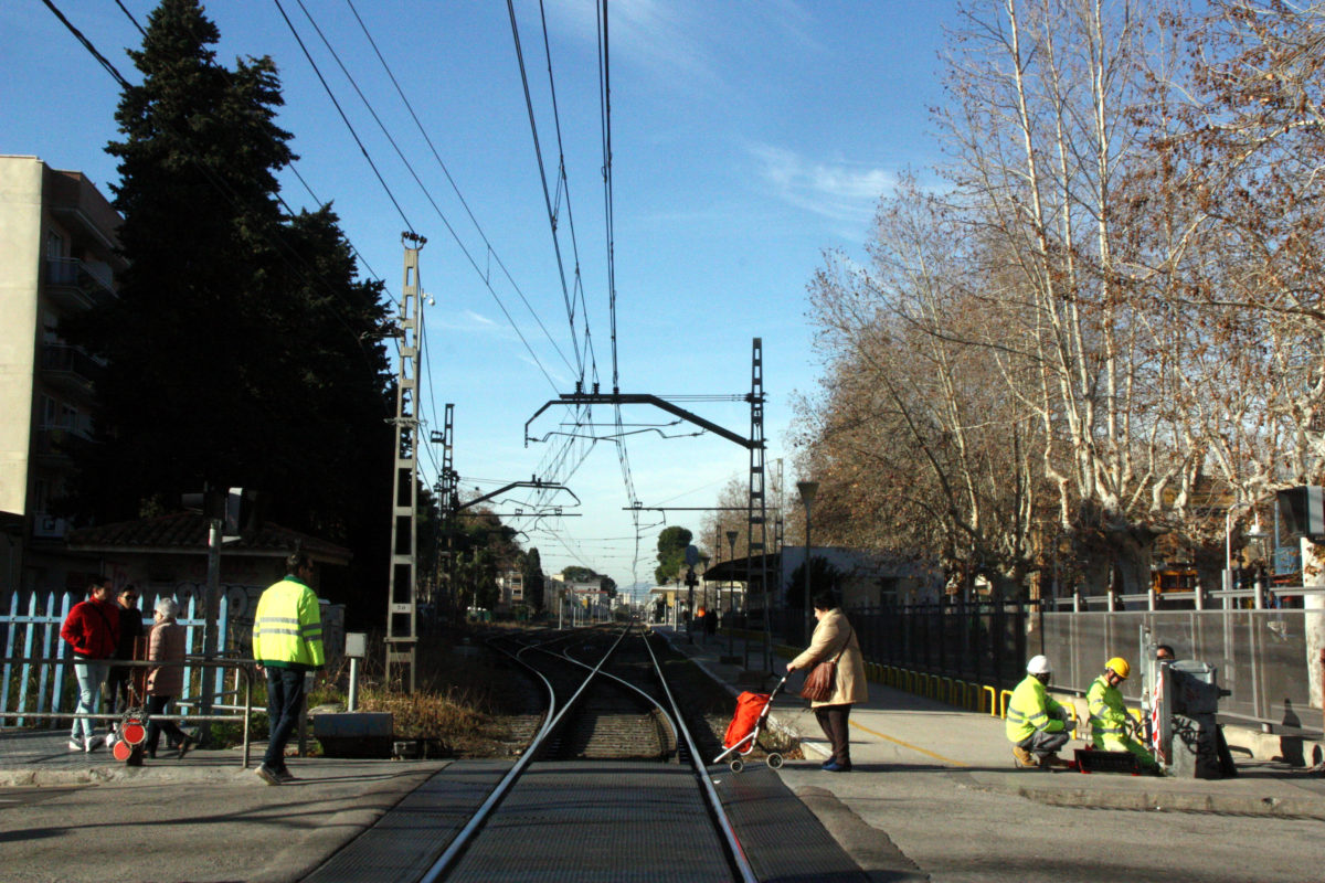 Pla general del pas a nivell del carrer Barcelona de Salou,