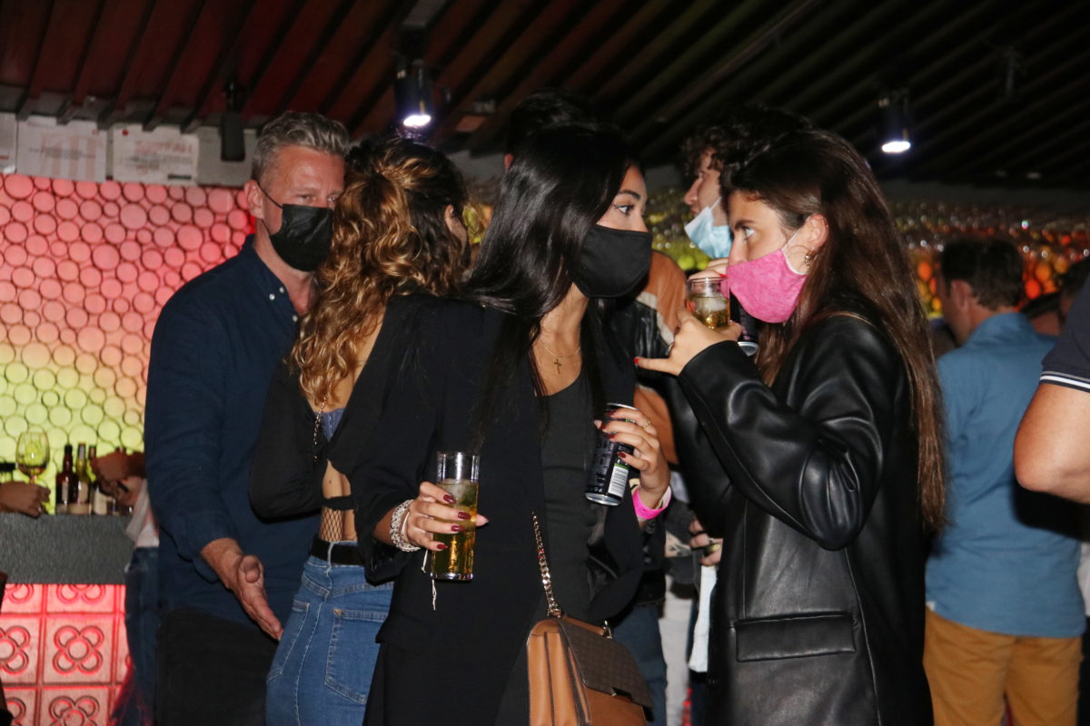 Clients en una discoteca i amb la mascareta posada.