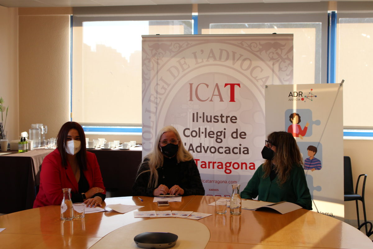 Estela Martín, degana de l'ICAT; Maria José Bertomeu, presidenta de la Comissió de Mediació de l'ICAT; i Anna Alcaraz, cap del Servei de Gestió Econòmica, Personal i Obres dels Serveis Territorials del Departament de Justícia a Tarragona.