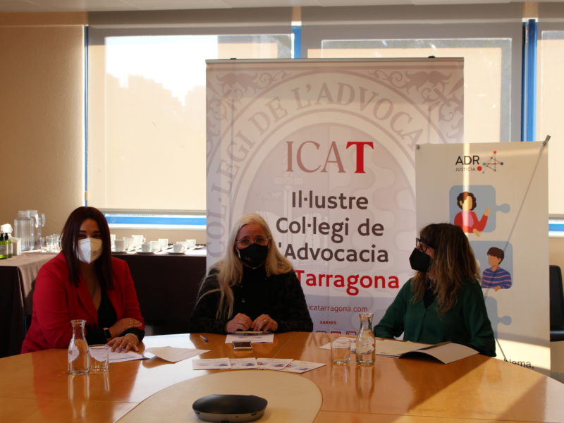 Estela Martín, degana de l'ICAT; Maria José Bertomeu, presidenta de la Comissió de Mediació de l'ICAT; i Anna Alcaraz, cap del Servei de Gestió Econòmica, Personal i Obres dels Serveis Territorials del Departament de Justícia a Tarragona.