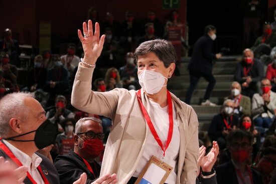 La delegada del govern espanyol a Catalunya, Teresa Cunillera, saludant els assistents durant el congrés extraordinari del PSC el 18 de desembre del 2021.