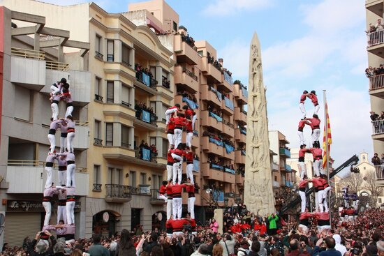 Pla general de l'actuació de 10.000 castellers de tots els Països Catalans actuant simultàniament a Valls a la Font de la Manxa, al costat del monument dels castells, en les Decennals del 2011, en una imatge d'arxiu.