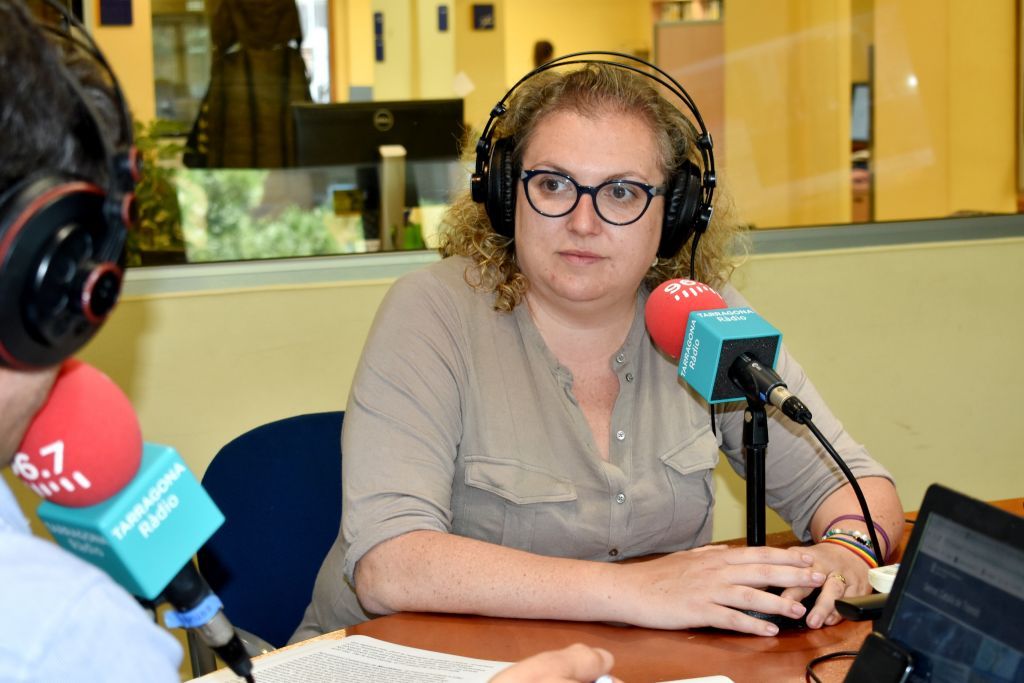 La portaveu del PSC, Sandra Ramos, en una entrevista als estudis de Tarragona Ràdio.