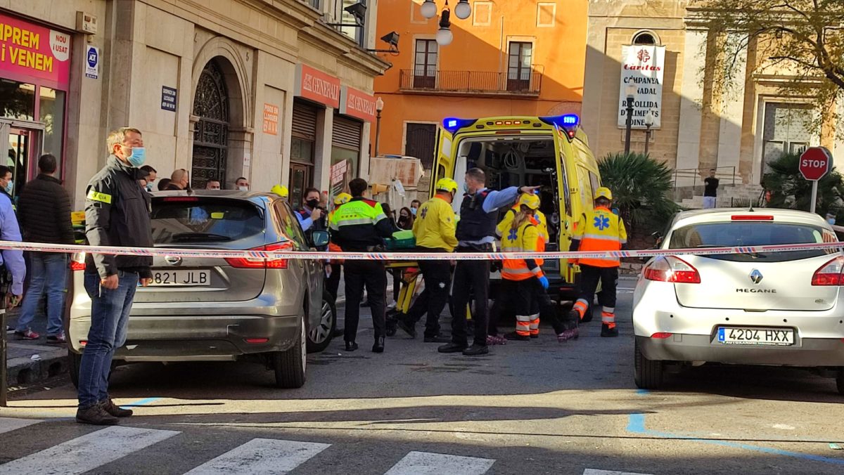 Efectius del SEM atenent els ferits del tiroteig a les oficines de Securitas.