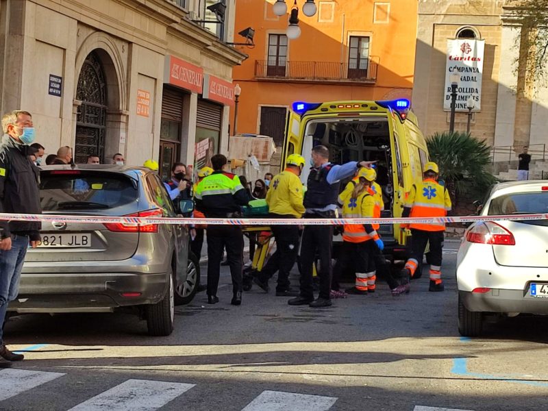 Efectius del SEM atenent els ferits del tiroteig a les oficines de Securitas.