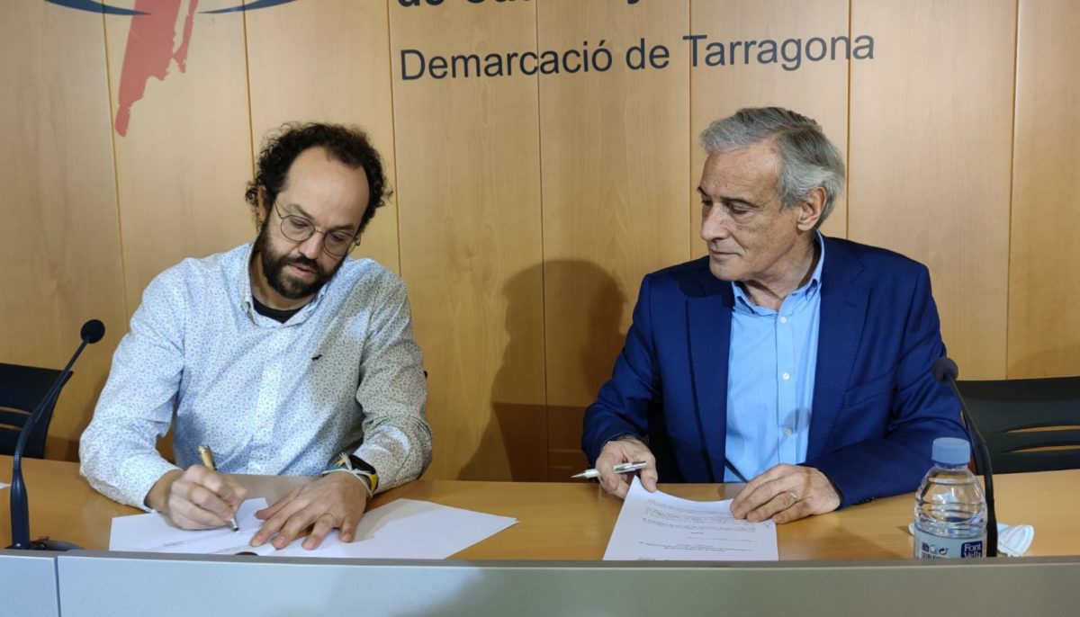 Esteve Giralt i Pep Bertran signen el conveni de col·laboració entre el Col·legi de Periodistes i Repsol